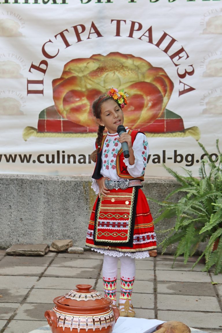 Джулюнският фестивал „Пъстра трапеза“ отново показа български фолклор, автентични гозби, домашна лютеница и карвинг-изкуство