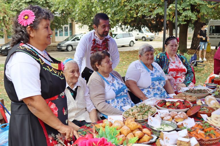 Джулюнският фестивал „Пъстра трапеза“ отново показа български фолклор, автентични гозби, домашна лютеница и карвинг-изкуство