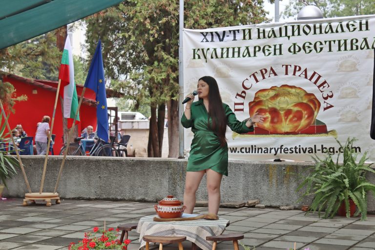 Джулюнският фестивал „Пъстра трапеза“ отново показа български фолклор, автентични гозби, домашна лютеница и карвинг-изкуство