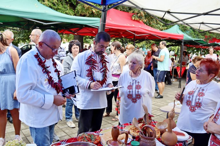 Джулюнският фестивал „Пъстра трапеза“ отново показа български фолклор, автентични гозби, домашна лютеница и карвинг-изкуство