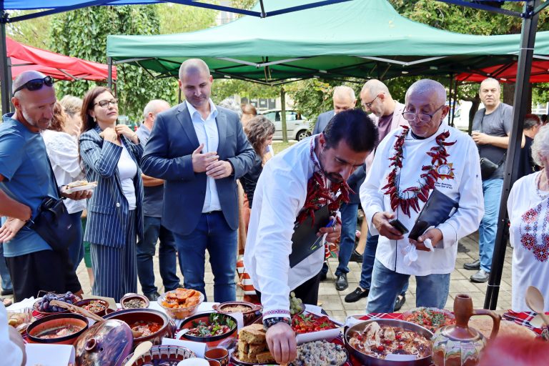 Джулюнският фестивал „Пъстра трапеза“ отново показа български фолклор, автентични гозби, домашна лютеница и карвинг-изкуство