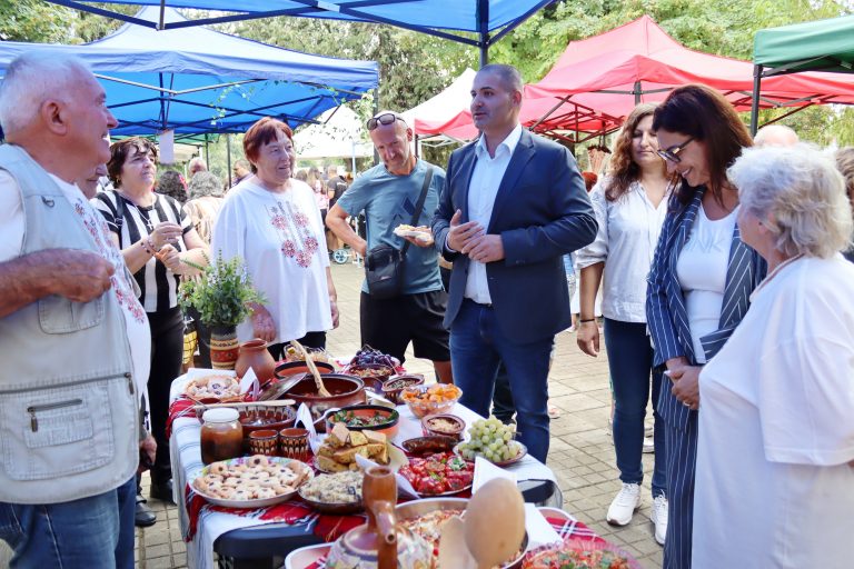 Джулюнският фестивал „Пъстра трапеза“ отново показа български фолклор, автентични гозби, домашна лютеница и карвинг-изкуство