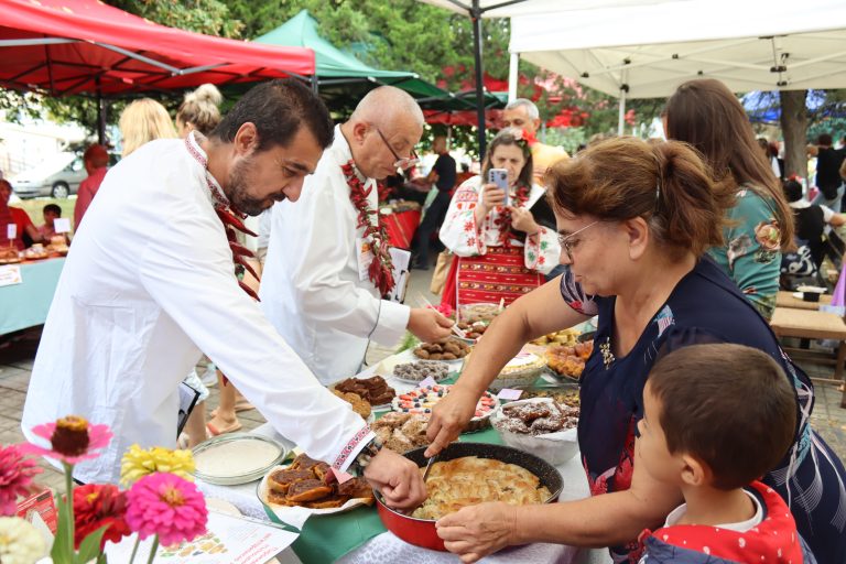 Джулюнският фестивал „Пъстра трапеза“ отново показа български фолклор, автентични гозби, домашна лютеница и карвинг-изкуство