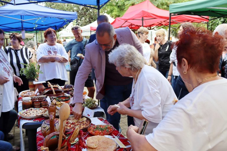 Джулюнският фестивал „Пъстра трапеза“ отново показа български фолклор, автентични гозби, домашна лютеница и карвинг-изкуство