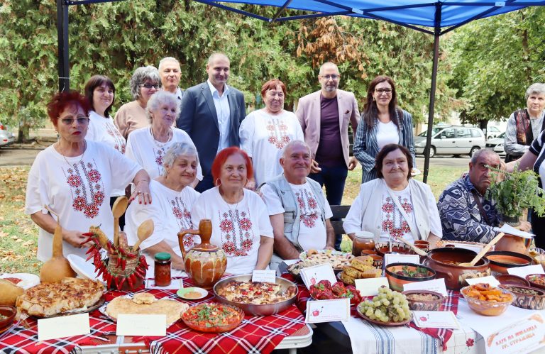 Джулюнският фестивал „Пъстра трапеза“ отново показа български фолклор, автентични гозби, домашна лютеница и карвинг-изкуство