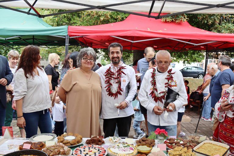 Джулюнският фестивал „Пъстра трапеза“ отново показа български фолклор, автентични гозби, домашна лютеница и карвинг-изкуство