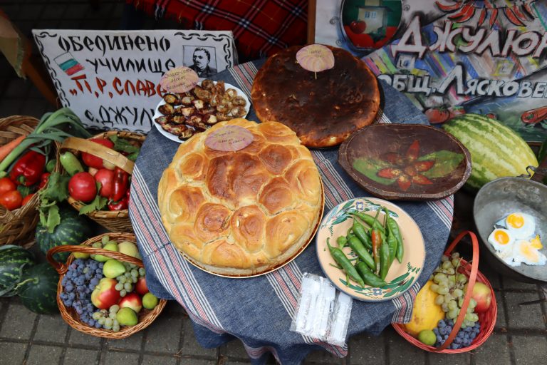 Джулюнският фестивал „Пъстра трапеза“ отново показа български фолклор, автентични гозби, домашна лютеница и карвинг-изкуство