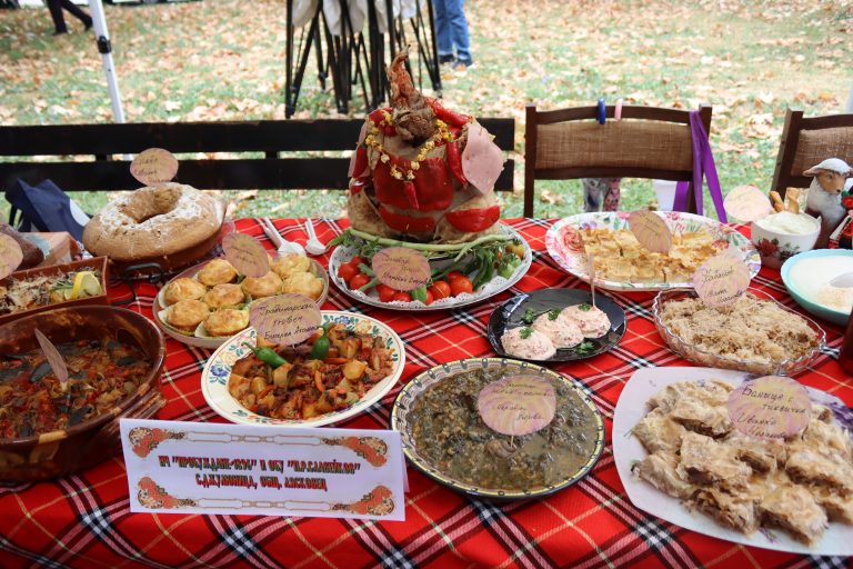 Джулюнският фестивал „Пъстра трапеза“ отново показа български фолклор, автентични гозби, домашна лютеница и карвинг-изкуство