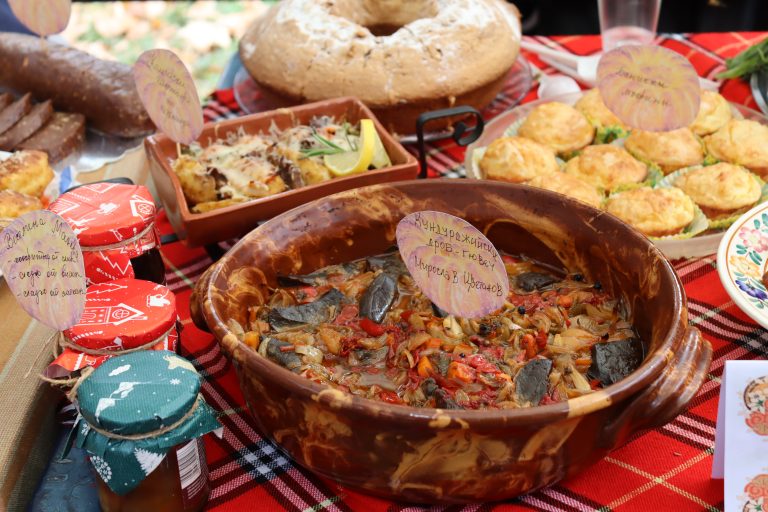 Джулюнският фестивал „Пъстра трапеза“ отново показа български фолклор, автентични гозби, домашна лютеница и карвинг-изкуство