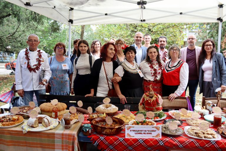 Джулюнският фестивал „Пъстра трапеза“ отново показа български фолклор, автентични гозби, домашна лютеница и карвинг-изкуство