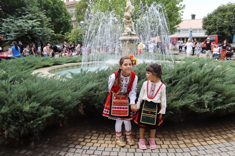 Джулюнският фестивал „Пъстра трапеза“ отново показа български фолклор, автентични гозби, домашна лютеница и карвинг-изкуство