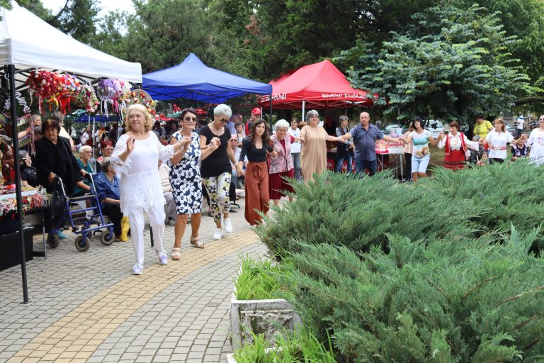 Джулюнският фестивал „Пъстра трапеза“ отново показа български фолклор, автентични гозби, домашна лютеница и карвинг-изкуство