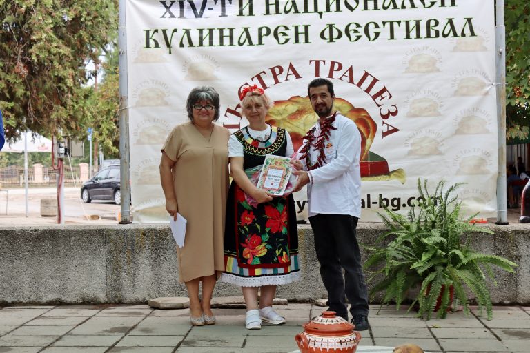 Джулюнският фестивал „Пъстра трапеза“ отново показа български фолклор, автентични гозби, домашна лютеница и карвинг-изкуство
