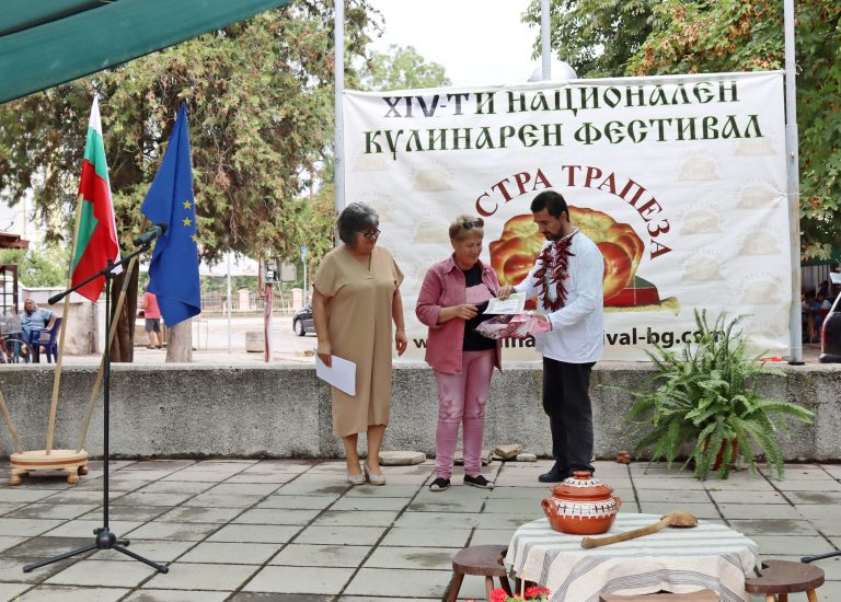 Джулюнският фестивал „Пъстра трапеза“ отново показа български фолклор, автентични гозби, домашна лютеница и карвинг-изкуство