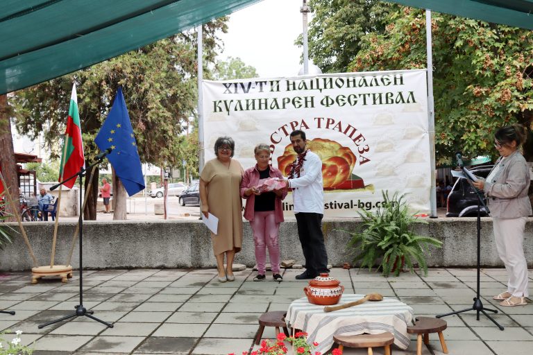 Джулюнският фестивал „Пъстра трапеза“ отново показа български фолклор, автентични гозби, домашна лютеница и карвинг-изкуство