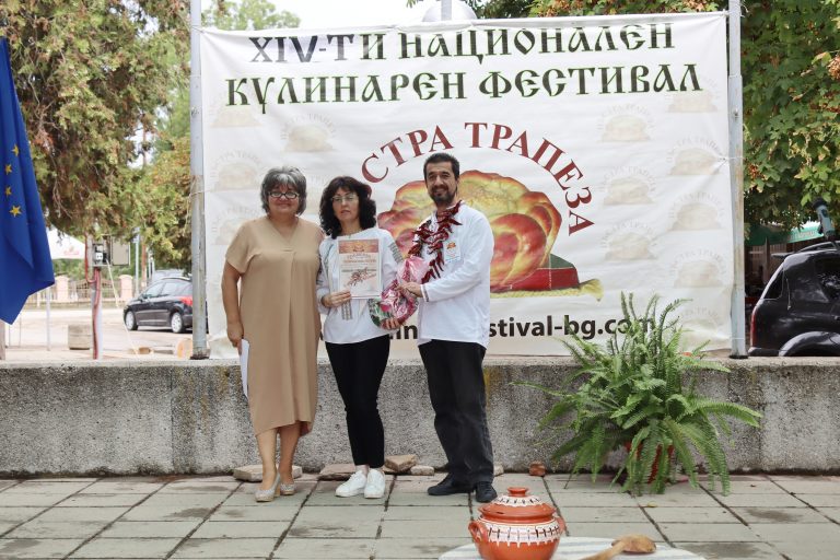 Джулюнският фестивал „Пъстра трапеза“ отново показа български фолклор, автентични гозби, домашна лютеница и карвинг-изкуство