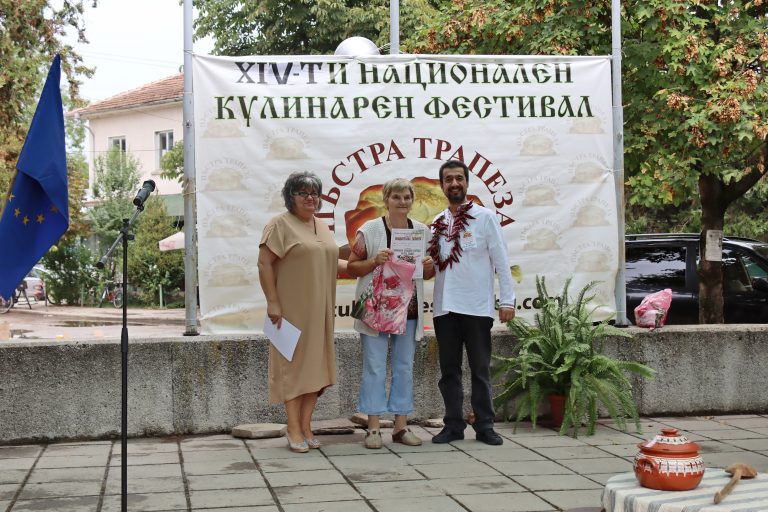 Джулюнският фестивал „Пъстра трапеза“ отново показа български фолклор, автентични гозби, домашна лютеница и карвинг-изкуство