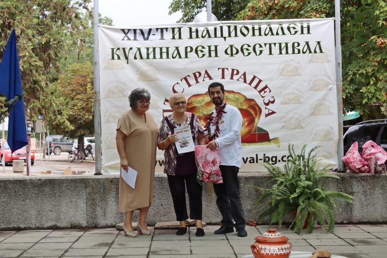 Джулюнският фестивал „Пъстра трапеза“ отново показа български фолклор, автентични гозби, домашна лютеница и карвинг-изкуство