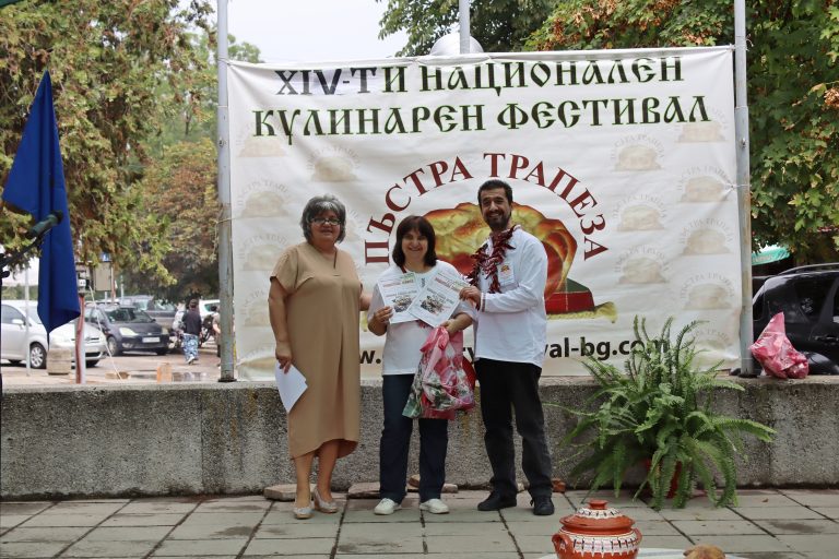 Джулюнският фестивал „Пъстра трапеза“ отново показа български фолклор, автентични гозби, домашна лютеница и карвинг-изкуство