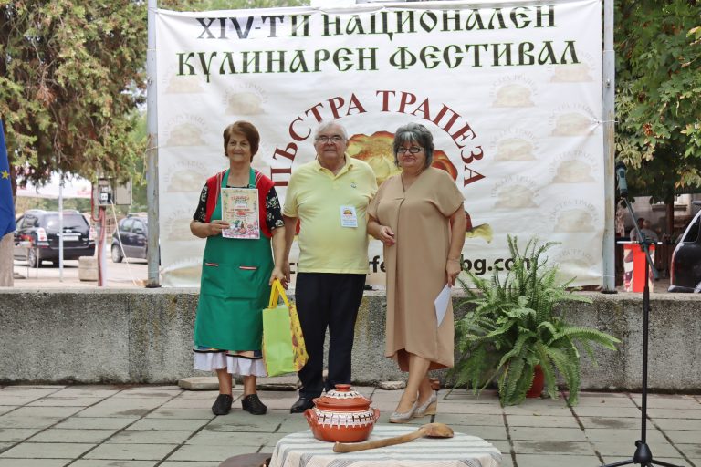 Джулюнският фестивал „Пъстра трапеза“ отново показа български фолклор, автентични гозби, домашна лютеница и карвинг-изкуство