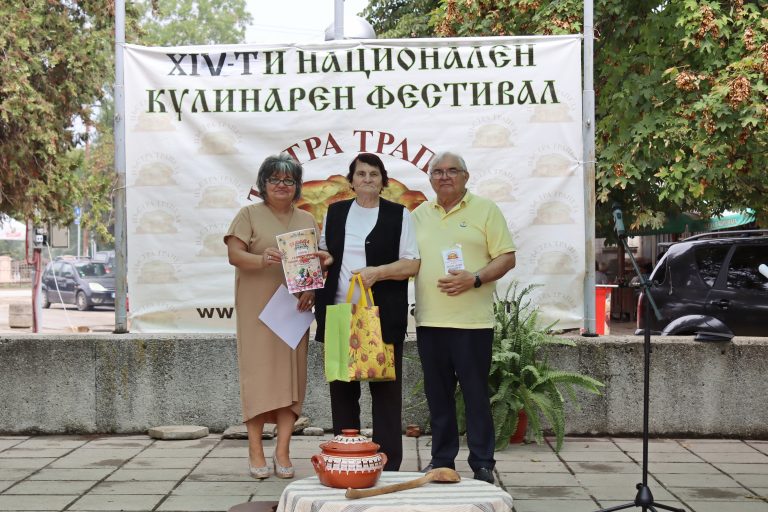 Джулюнският фестивал „Пъстра трапеза“ отново показа български фолклор, автентични гозби, домашна лютеница и карвинг-изкуство