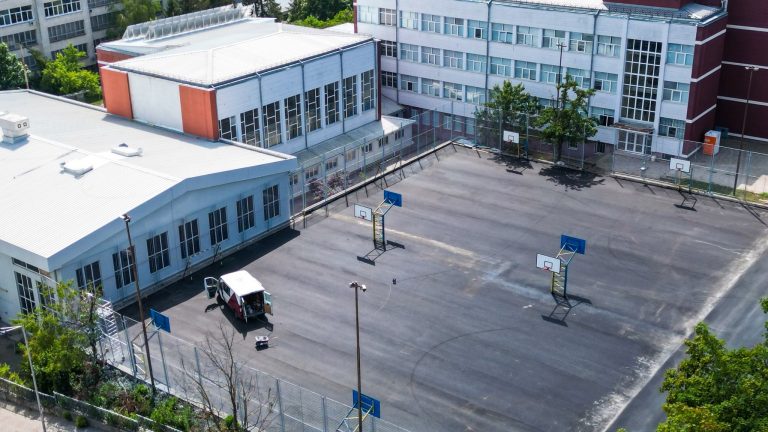 Горещи новини | В училищата ремонтират основно спортните площадки и покривите