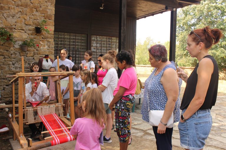 Общество | Деца се учиха да тъкат на стан