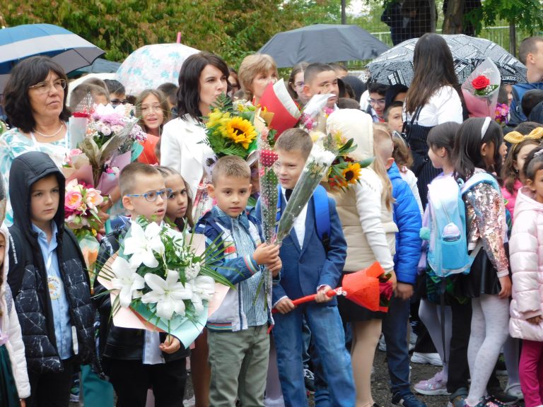 96 първокласници прекрачиха прага на СУ „Вела Благоева“