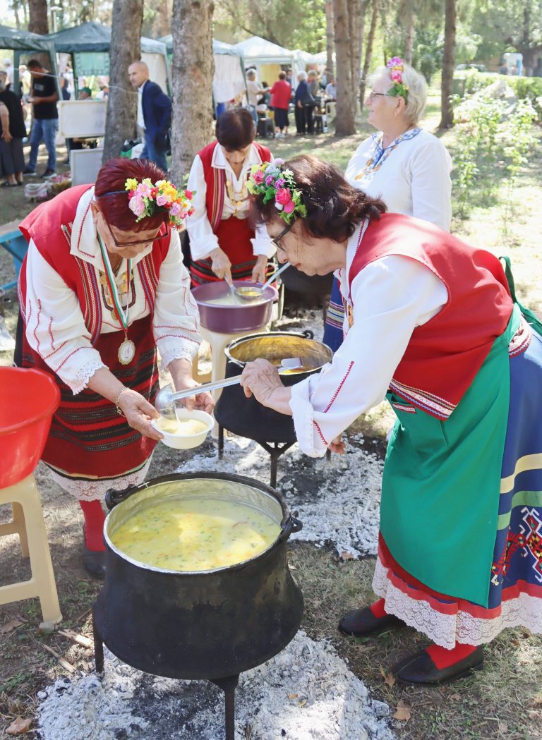 В Козаревец канят на кулинарен празник за избиране на майстор на кокошата чорба