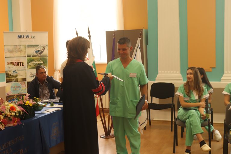 Бъдещите медицински сестри и акушерки положиха клетва