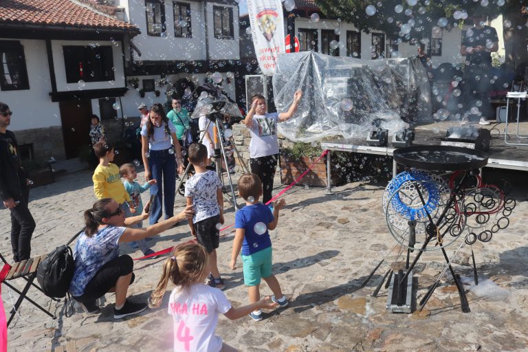 Хиляди посетиха Нощта на Самоводската чаршия и Фестивала на занаятите