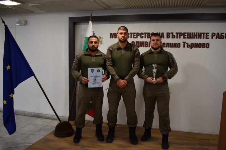 Общество | Търновски полицаи трети на турнир по стрелба