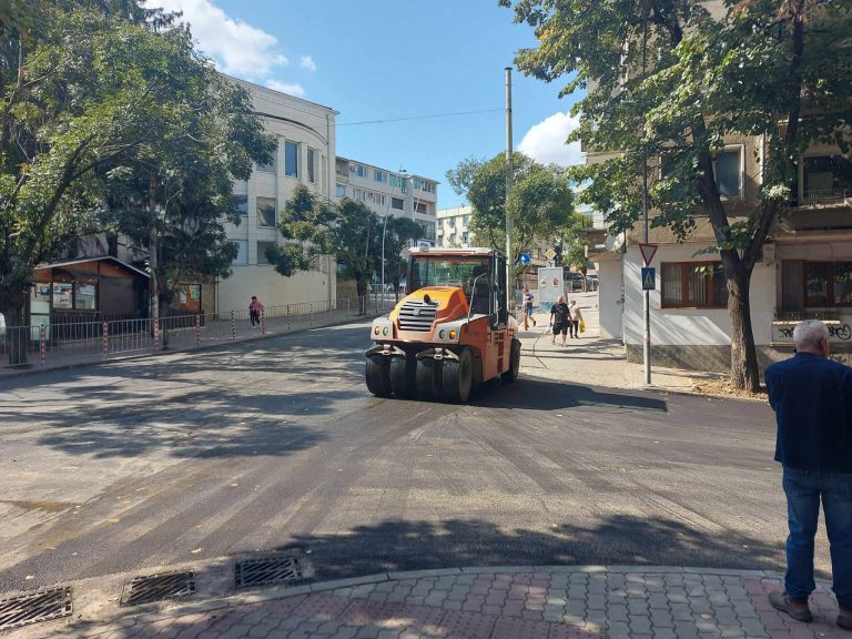 Изцяло преасфалтираха участъка пред Съдебна палата
