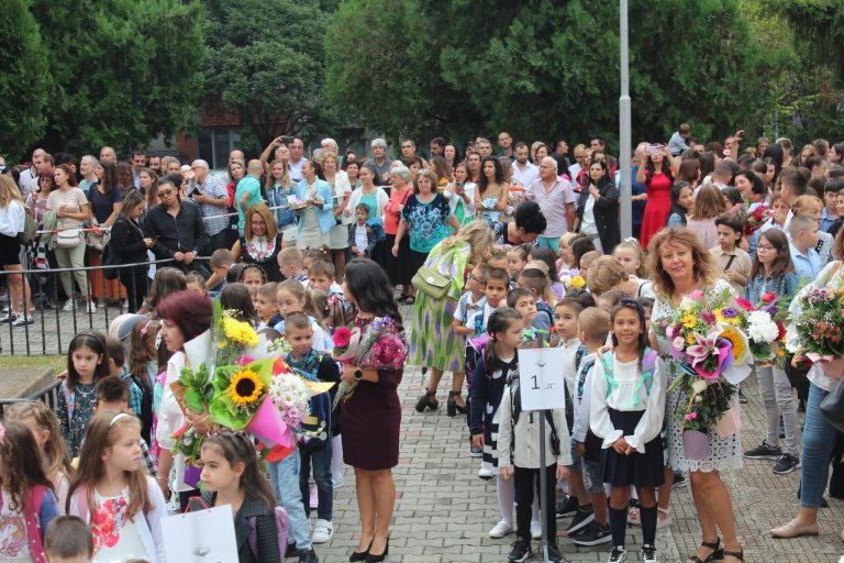 Горещи новини | Учители с призив за дарения за болно дете вместо букети за 15 септември