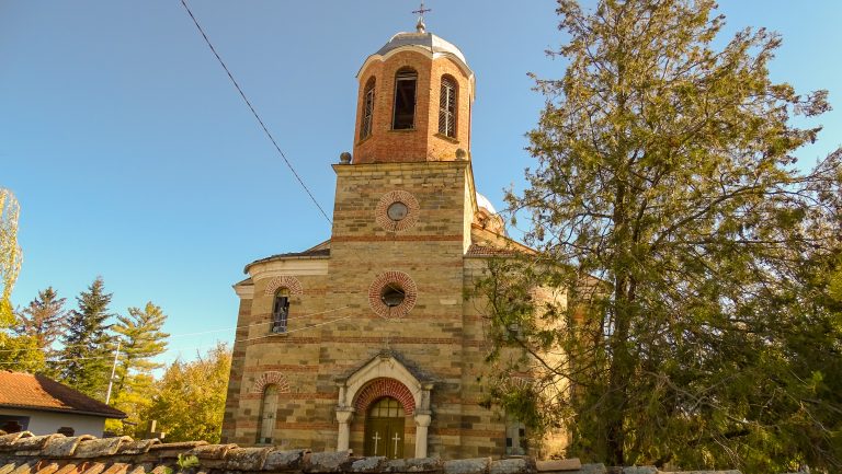 Общество | Честваха 100 години на църквата „Св. Димитър“ в село Ресен, Даниел Панов връчи разрешението за ремонт на покрива на храма