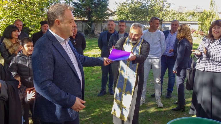Честваха 100 години на църквата „Св. Димитър“ в село Ресен, Даниел Панов връчи разрешението за ремонт на покрива на храма