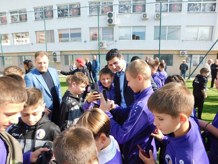 Георги Иванов – Гонзо и Даниел Панов откриха новия футболен терен