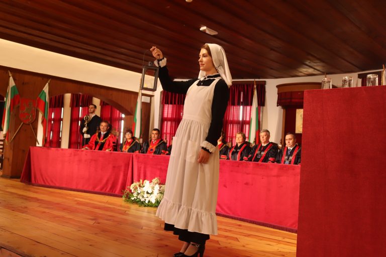 Медицинският филиал във В. Търново изпрати своя десети випуск бакалаври