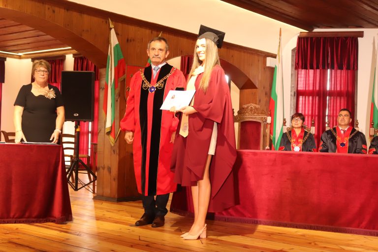 Медицинският филиал във В. Търново изпрати своя десети випуск бакалаври