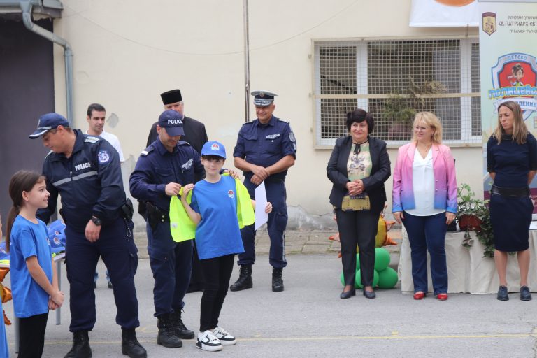Полицейско куче надуши наркотици  и залови опасен престъпник пред деца