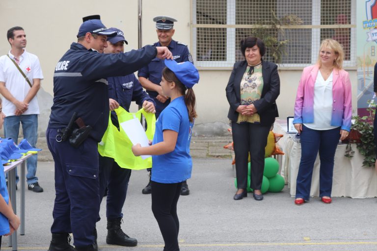 Полицейско куче надуши наркотици  и залови опасен престъпник пред деца