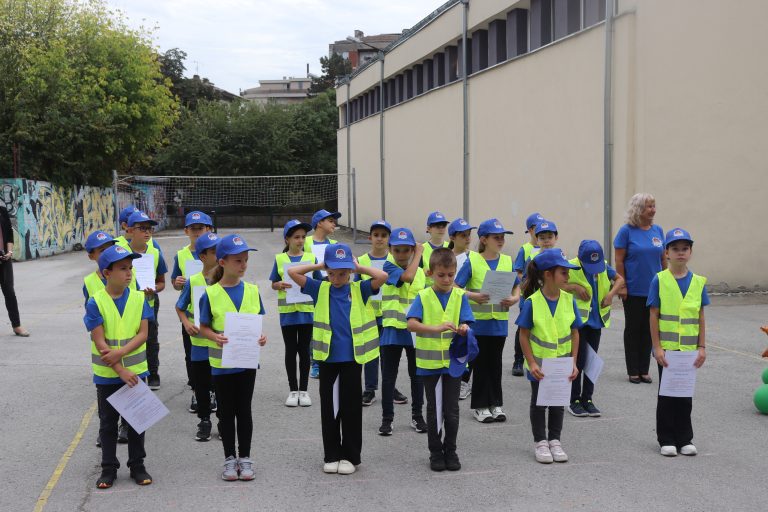 Полицейско куче надуши наркотици  и залови опасен престъпник пред деца