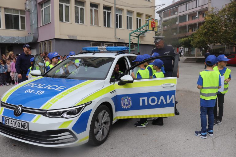Полицейско куче надуши наркотици  и залови опасен престъпник пред деца