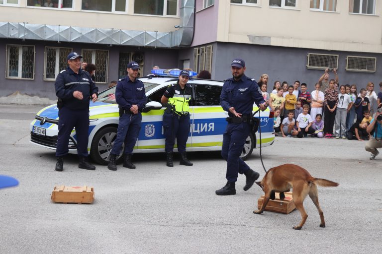 Полицейско куче надуши наркотици  и залови опасен престъпник пред деца