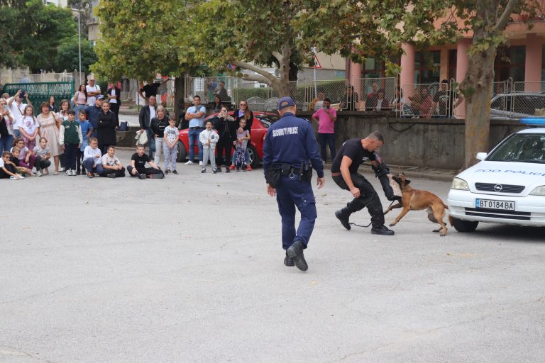 Полицейско куче надуши наркотици  и залови опасен престъпник пред деца