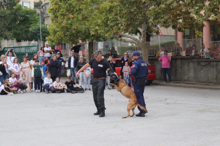 Полицейско куче надуши наркотици  и залови опасен престъпник пред деца