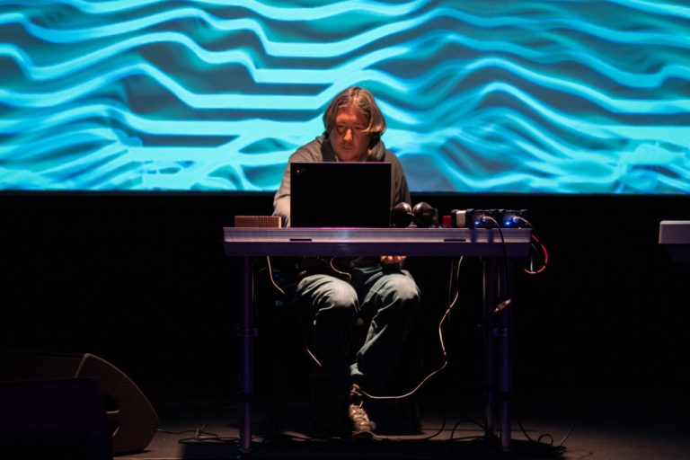 Експерименталният музикант Мирян Колев представя албума си „Интуиция“