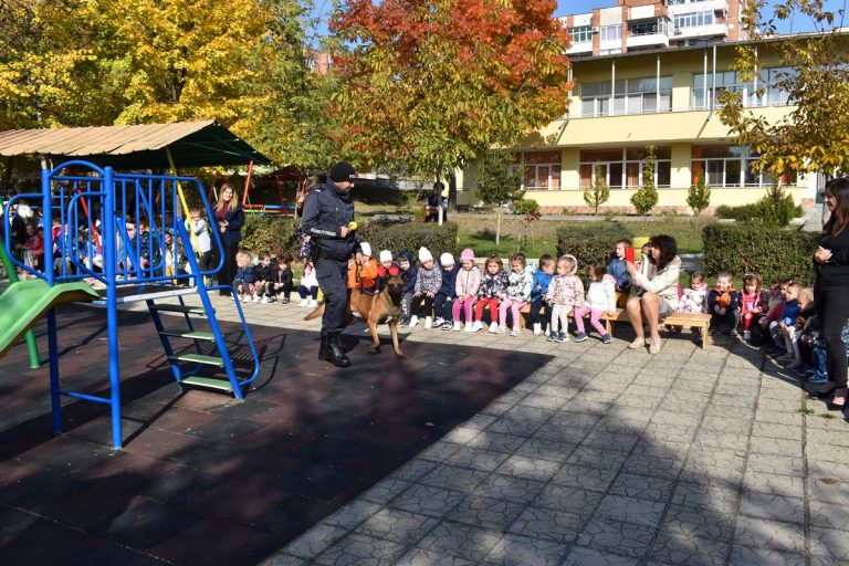 Общество | Полицай Арес гостува на децата от ДГ „Райна Княгиня“