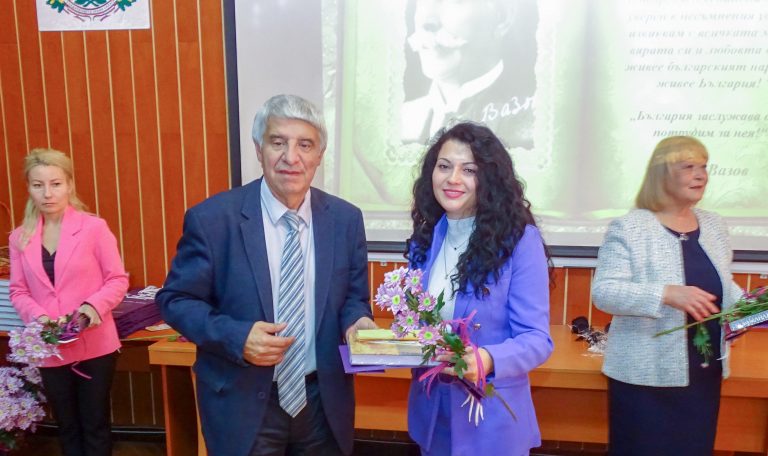 Общество | Отличиха млади учители по повод Деня на будителите