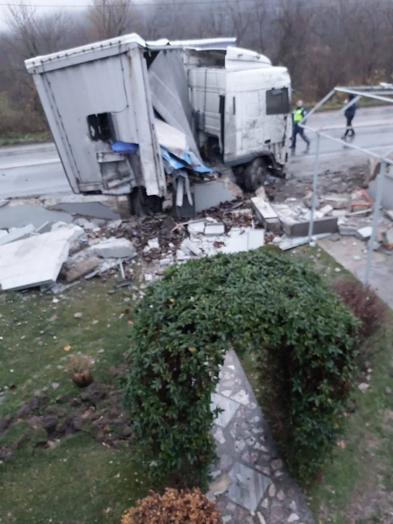 Тир влезе в къща в Самоводене